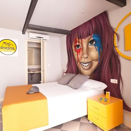 Ryans Budget Hotel Ibiza Exterior foto